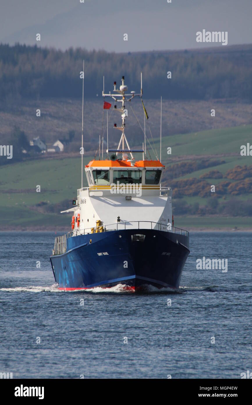 L'equipaggio di formazione/supporto navale nave MV Y vengono Smit, passando Greenock East India Harbour durante l'esercizio comune della Warrior 18-1. Foto Stock