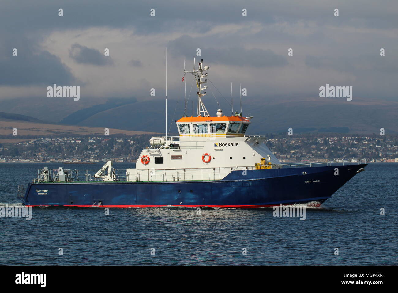 L'equipaggio di formazione/supporto navale nave MV Y vengono Smit, passando Greenock East India Harbour durante l'esercizio comune della Warrior 18-1. Foto Stock