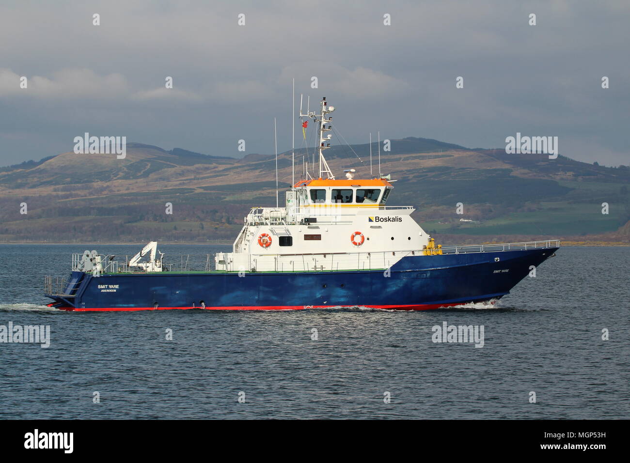 L'equipaggio di formazione/supporto navale nave MV Y vengono Smit, passando Greenock East India Harbour durante l'esercizio comune della Warrior 18-1. Foto Stock