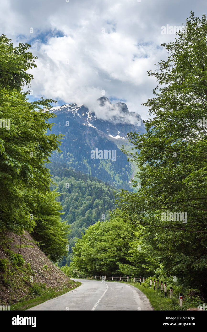 Le splendide montagne di Svaneti, regione montagnosa della Georgia. Foto Stock