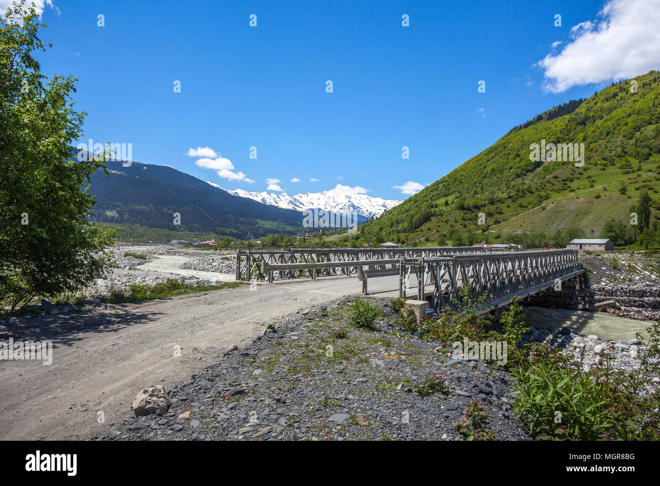Ponte sul Fiume Enguri in Mestia, bellissime montagne di Svaneti, Georgia. Foto Stock
