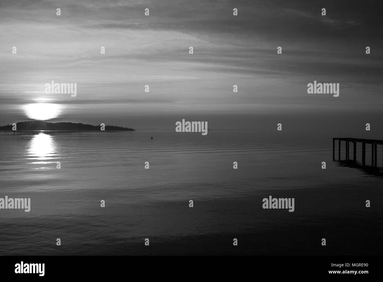 Bel Tramonto sul lago Trasimeno (Umbria, Italia) con sun scendendo dietro l'Isola Polvese Foto Stock