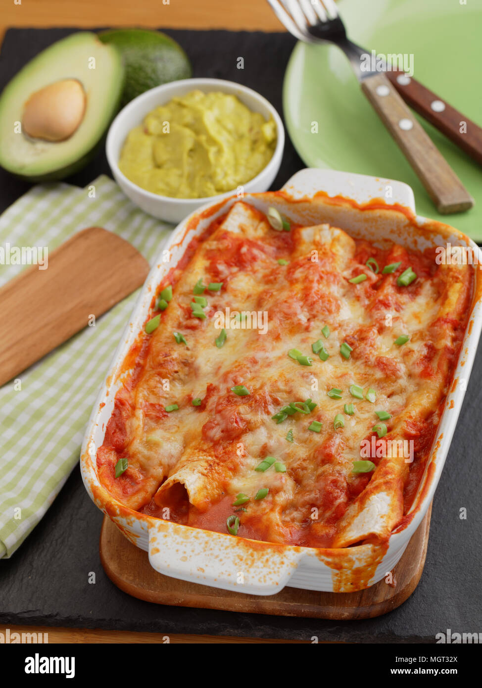 Tre enchiladas in una teglia Foto Stock