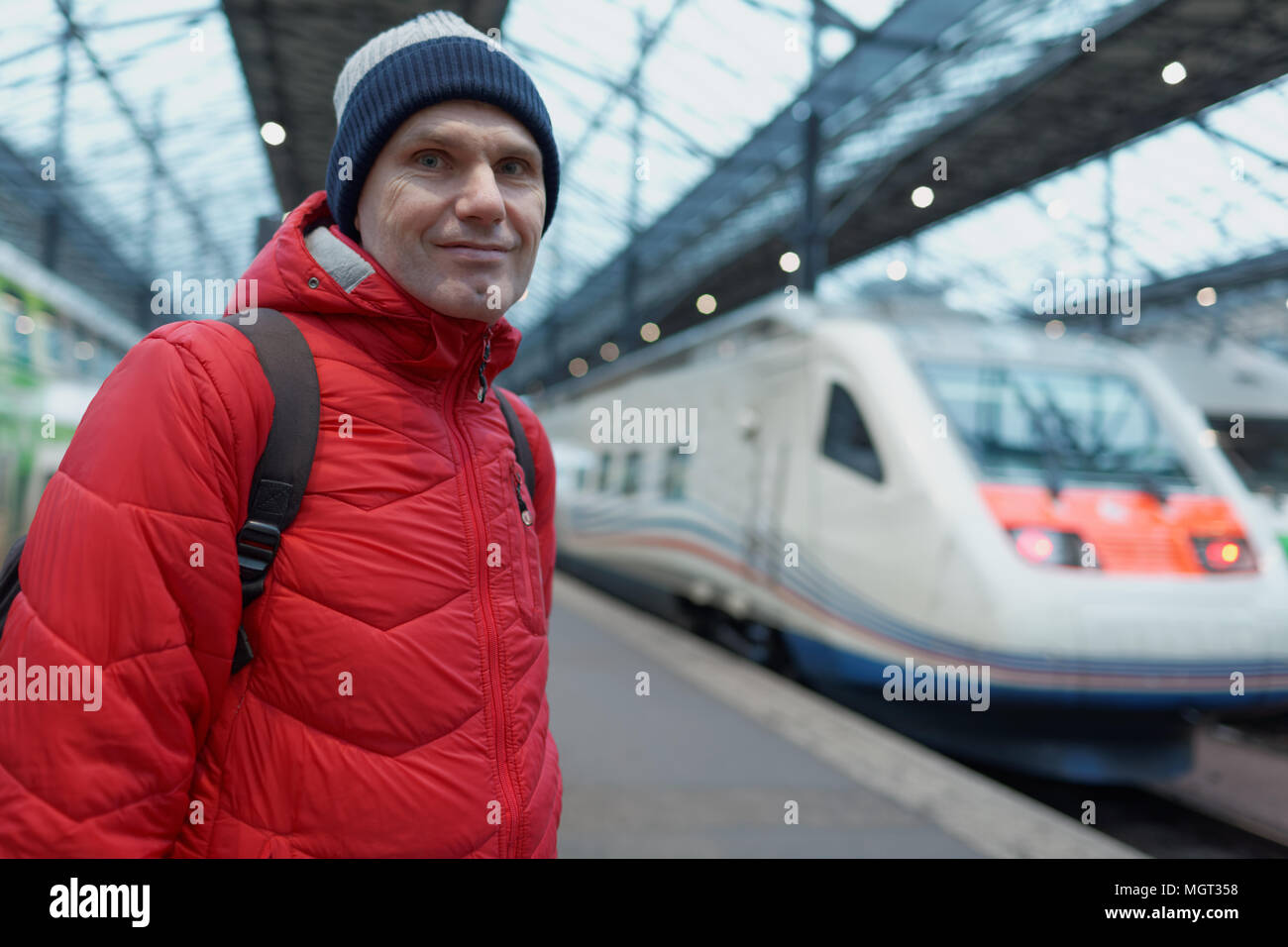 Uomo su una piattaforma di Helsinki stazione ferroviaria Foto Stock