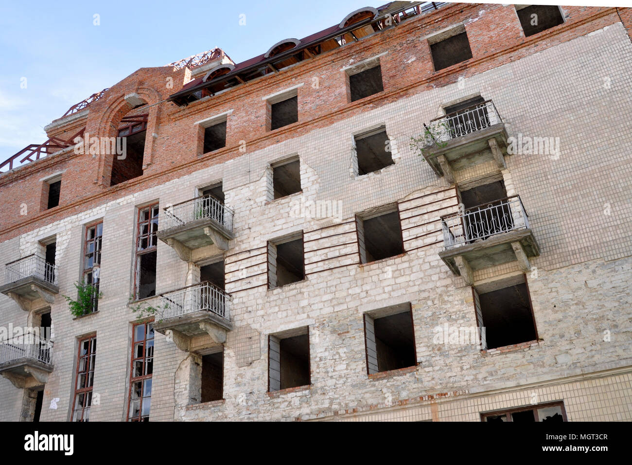 La ricostruzione dell'edificio con balconi esterni, sovrastruttura dell'edificio Foto Stock