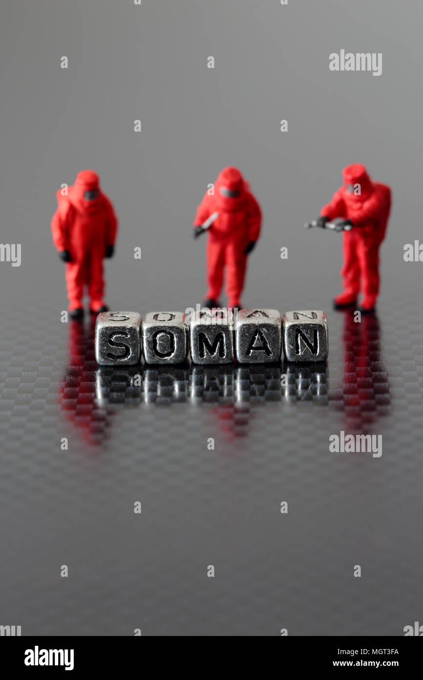 Soman sui talloni con una miniatura del modello in scala di sicurezza team chemicall Foto Stock