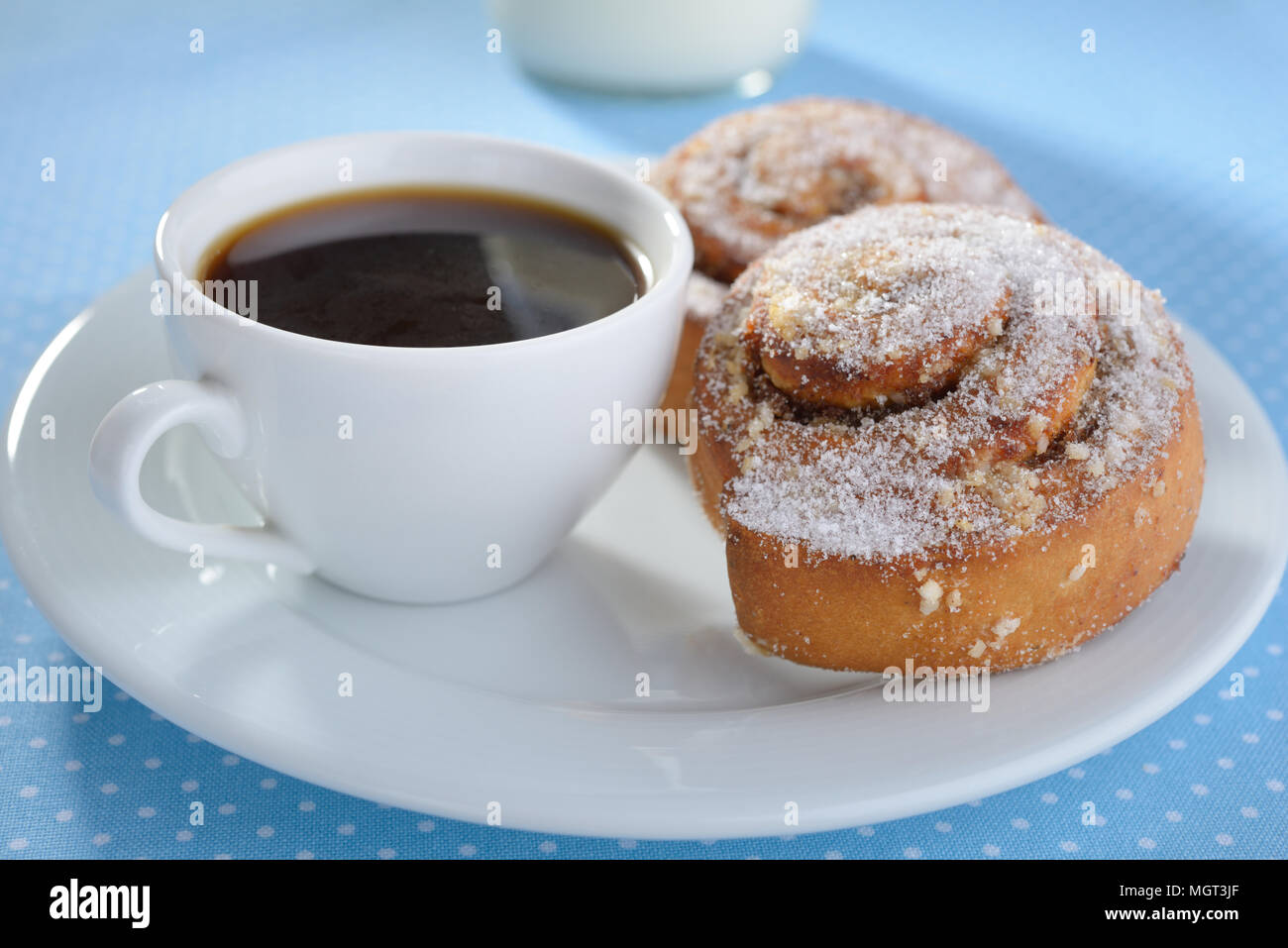 Dolci alla cannella svedesi e una tazza di caffè Foto Stock