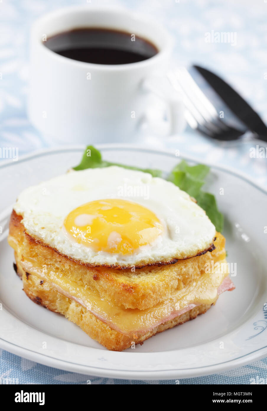 Croque madame panino con caffè Foto Stock