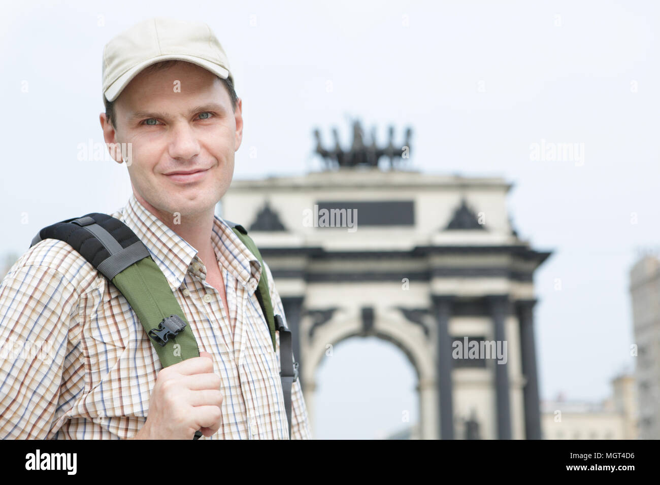 Turistico con zaino contro l arco trionfale a Mosca Foto Stock