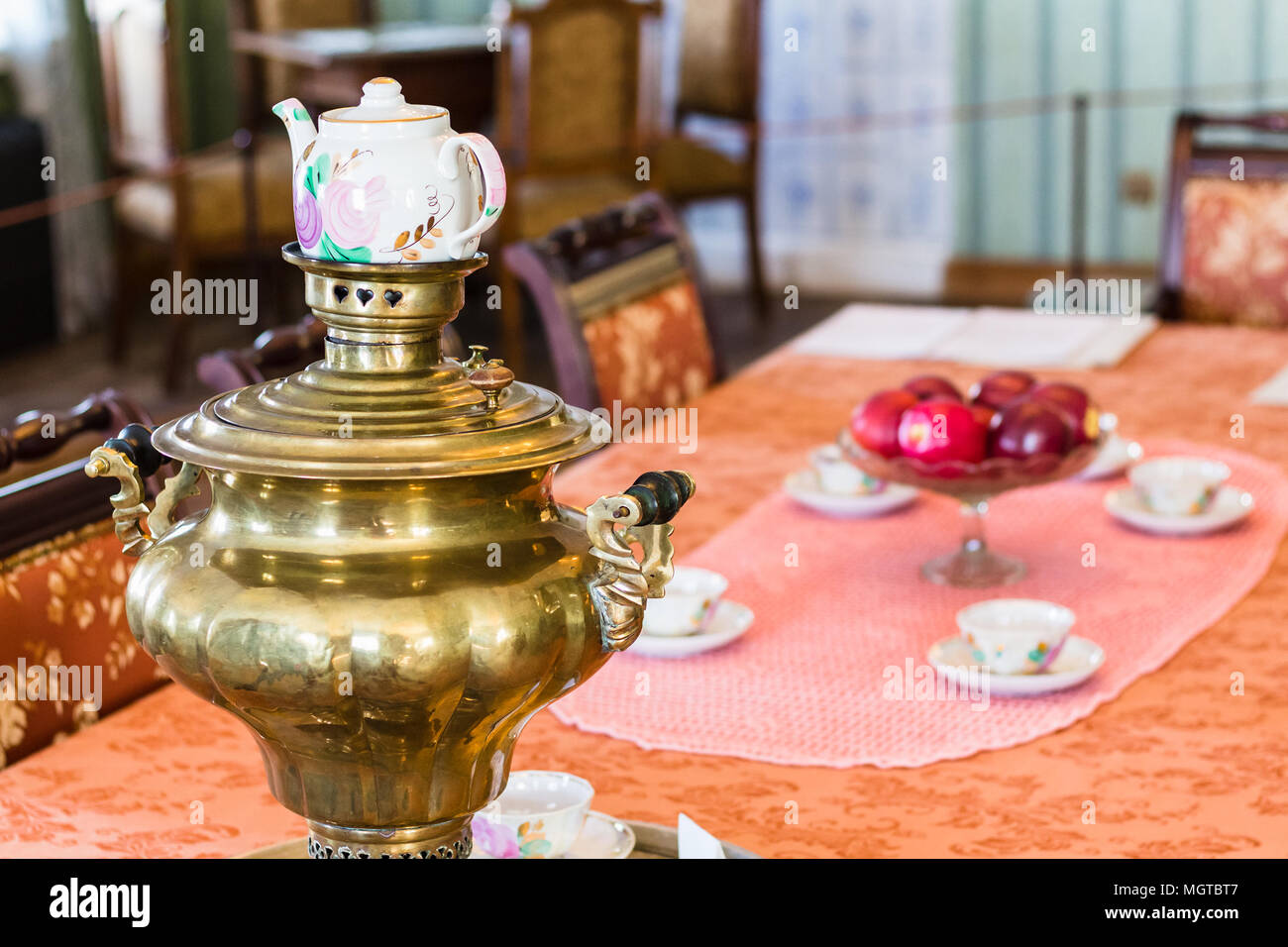 SUZDAL, Russia - 10 Marzo 2018: coperta di vecchi russo casa in legno nel Museo di Architettura in Legno di Suzdal a Vladimir oblast della Russia nella soleggiata d Foto Stock