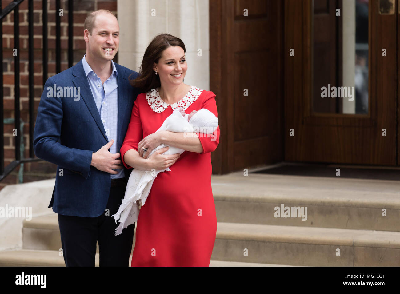 S.a.r. il principe William, duca di Cambridge e HRH la Duchessa di Cambridge, sorriso quando lasciano la Lindo ala con il loro nuovo baby boy, Principe Louis Foto Stock