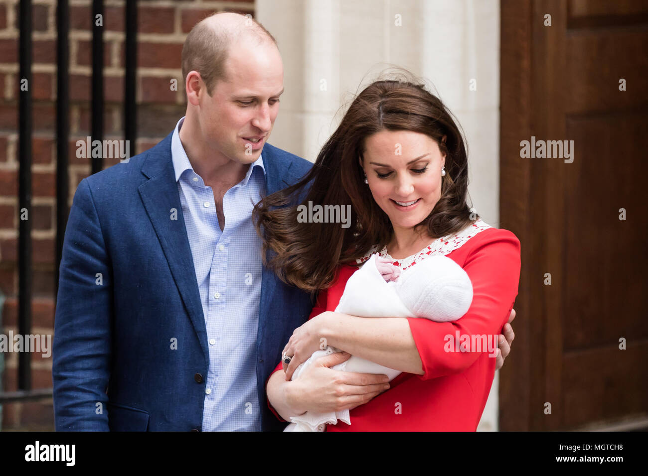 S.a.r. il principe William, duca di Cambridge e HRH la Duchessa di Cambridge, sorriso quando lasciano la Lindo ala con il loro nuovo baby boy, Principe Louis Foto Stock