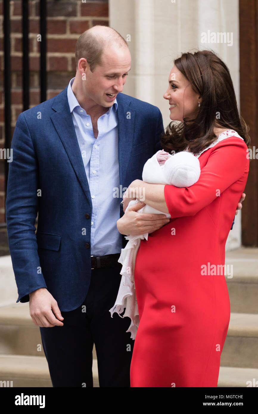 S.a.r. il principe William, duca di Cambridge e HRH la Duchessa di Cambridge, sorriso quando lasciano la Lindo ala con il loro nuovo baby boy, Principe Louis Foto Stock