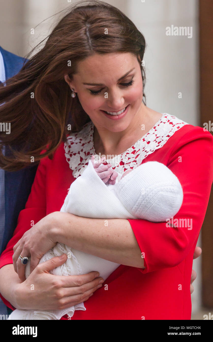 S.a.r. il principe William, duca di Cambridge e HRH la Duchessa di Cambridge, sorriso quando lasciano la Lindo ala con il loro nuovo baby boy, Principe Louis Foto Stock