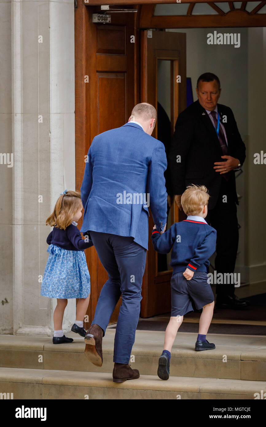 S.a.r. il principe William, il Duca di Cambridge porta i suoi figli maggiori, Princess Charlotte e Prince George, a visitare il loro nuovo bambino fratello. Foto Stock