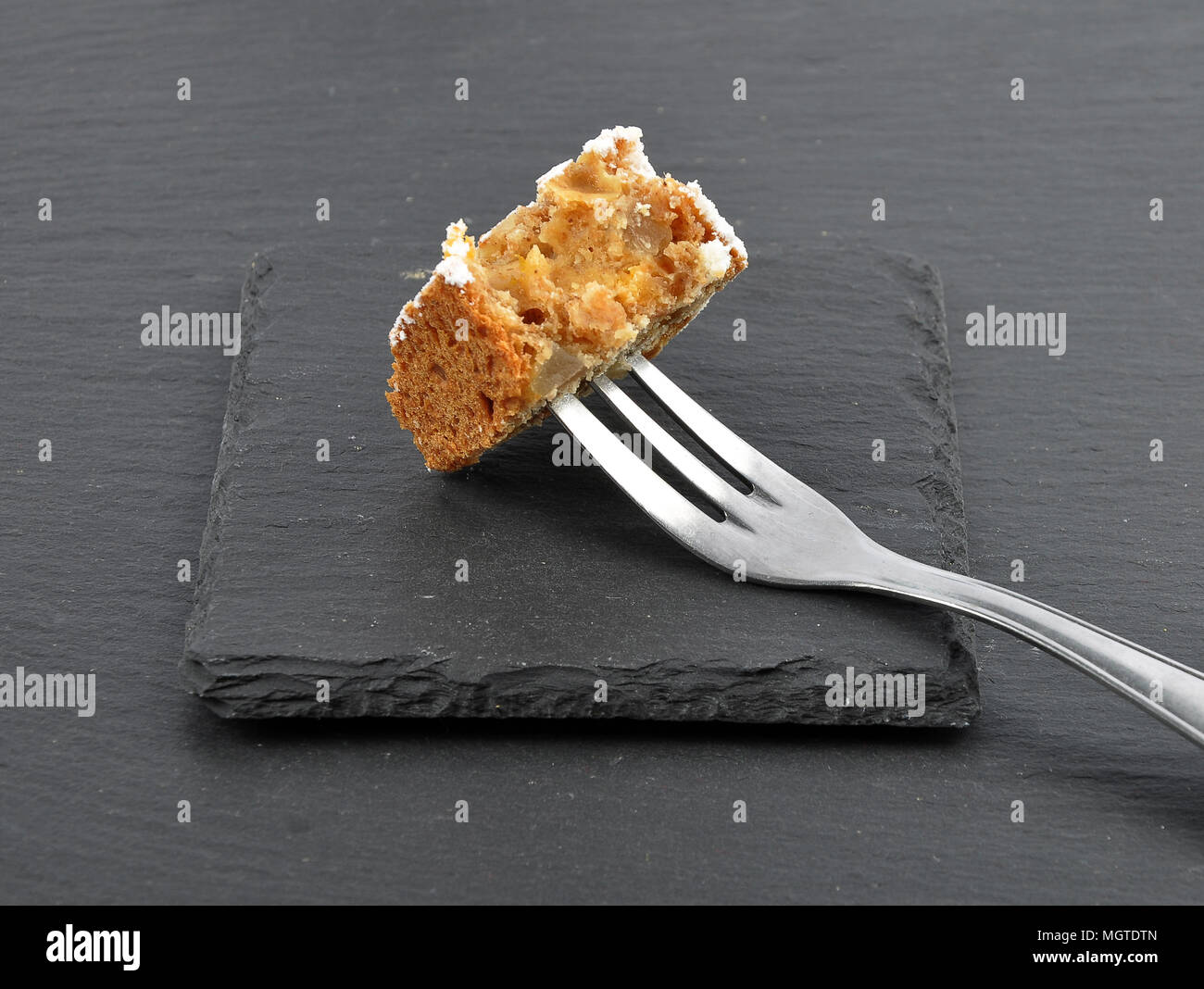 Il Natale lo Stollen sulla forcella e ardesia Foto Stock