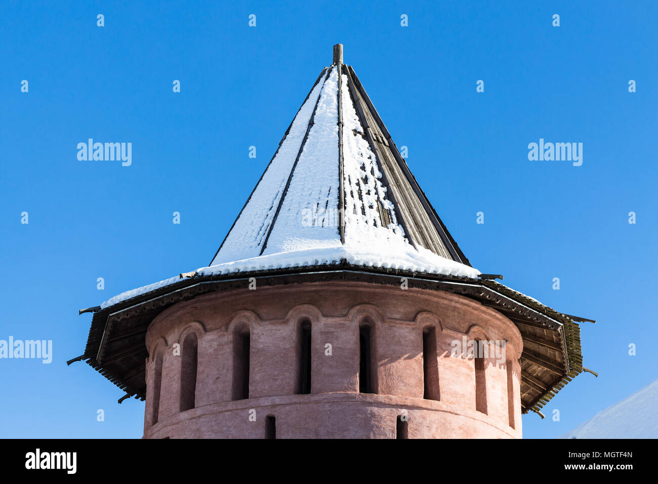 Torre in pietra della parete esterna del monastero del nostro Salvatore e San Euthymius nella città di Suzdal in inverno a Vladimir oblast della Russia Foto Stock