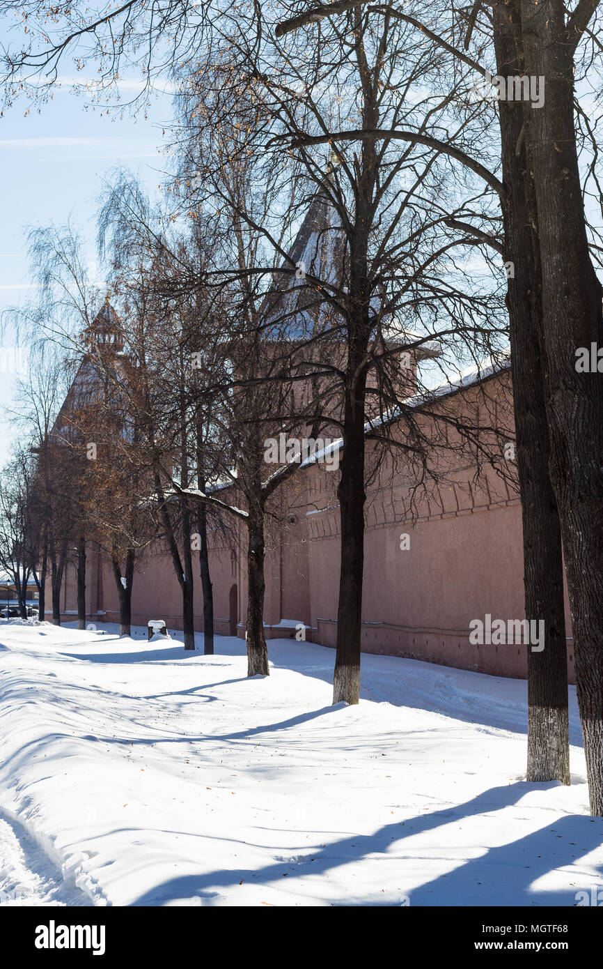 La parete esterna del monastero del nostro Salvatore e San Euthymius nella città di Suzdal in inverno a Vladimir oblast della Russia Foto Stock