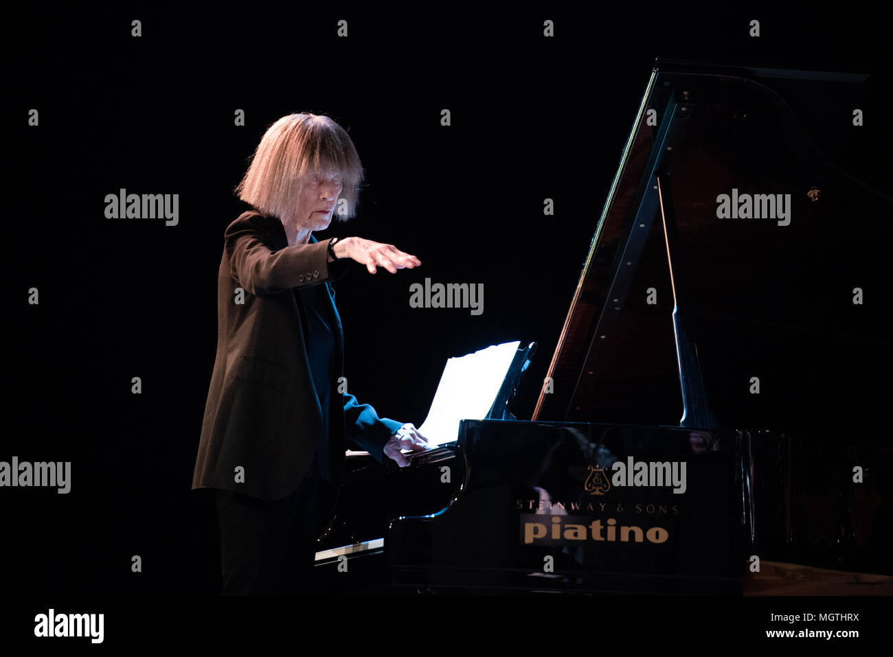 Torino, Italia, 2018 Aprile 26th: American pianista e compositore jazz Carla Bley performing live on stage presso le Officine Grandi Riparazioni di Torino insieme con Steve Swallow e 'Il Progetto Torino ricaricato' Foto: Alessandro Bosio/Alamy Live News Foto Stock