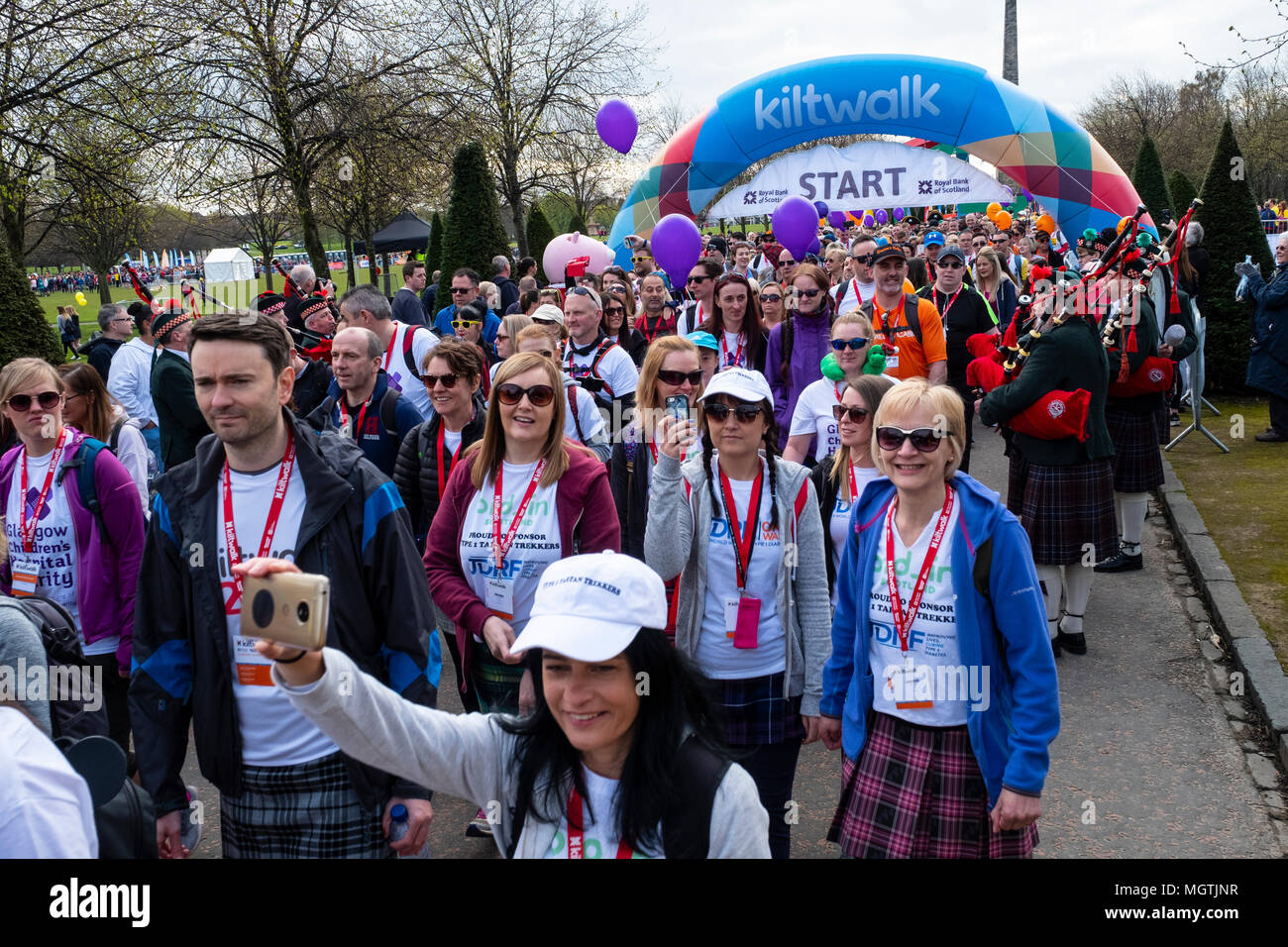 Glasgow, Regno Unito. 29 Aprile, 2018. Inizio della Kiltwalk 2018 a Glasgow Green in Glasgow. Importante raccolta di fondi di beneficenza a piedi si svolge in Scozia supportato dalla fondazione del cacciatore. Il percorso è di 23 miglia e termina in corrispondenza di Balloch. Credito: Iain Masterton/Alamy Live News Foto Stock