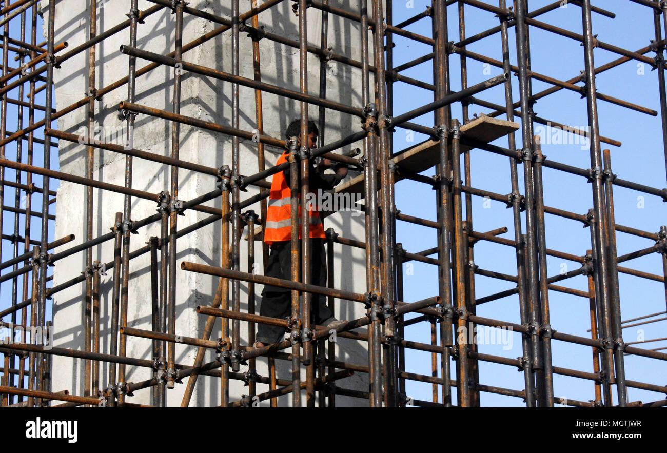 Peshawar. 29 apr, 2018. Un operaio lavora presso il cantiere per la costruzione della città di Peshawar Metro servizio Bus davanti a Festa del lavoro nel nord-ovest del Pakistan a Peshawar, il 29 aprile 2018. Credito: Saeed Ahmad/Xinhua/Alamy Live News Foto Stock