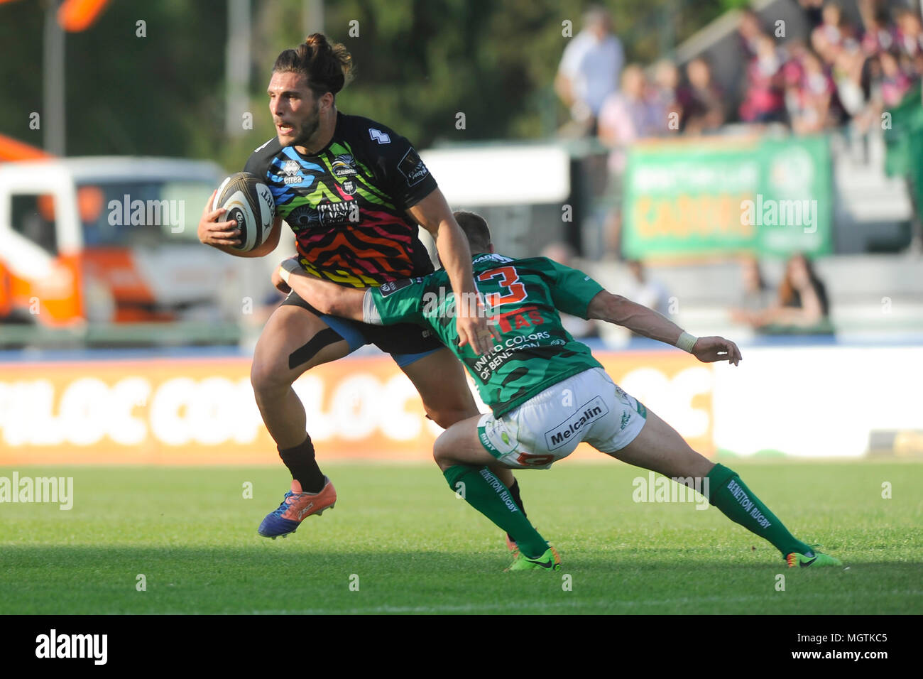 Treviso, Italia. 28 Aprile, 2018. Zebre è ala Giambattista Venditti cerca  di tenere la palla dopo un placcaggio nella partita contro la Benetton in  GuinnessPro14©Massimiliano Carnabuci/Alamy Live news Foto stock - Alamy