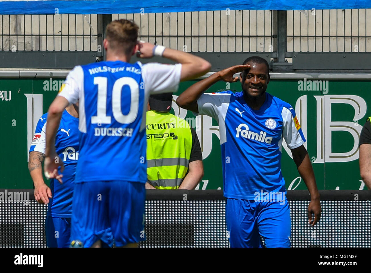 Ingolstadt, Germania. Il 28 aprile 2018. Calcio: Seconda Bundesliga, FC Ingolstadt 04 vs Holstein Kiel, in Audi Sports Park. Kiel è David Kinsombi (R) celebrando con Marvin Ducksch dopo la sua incisione della apertura obiettivo. Foto: Armin Weigel/dpa Credito: dpa picture alliance/Alamy Live News Foto Stock