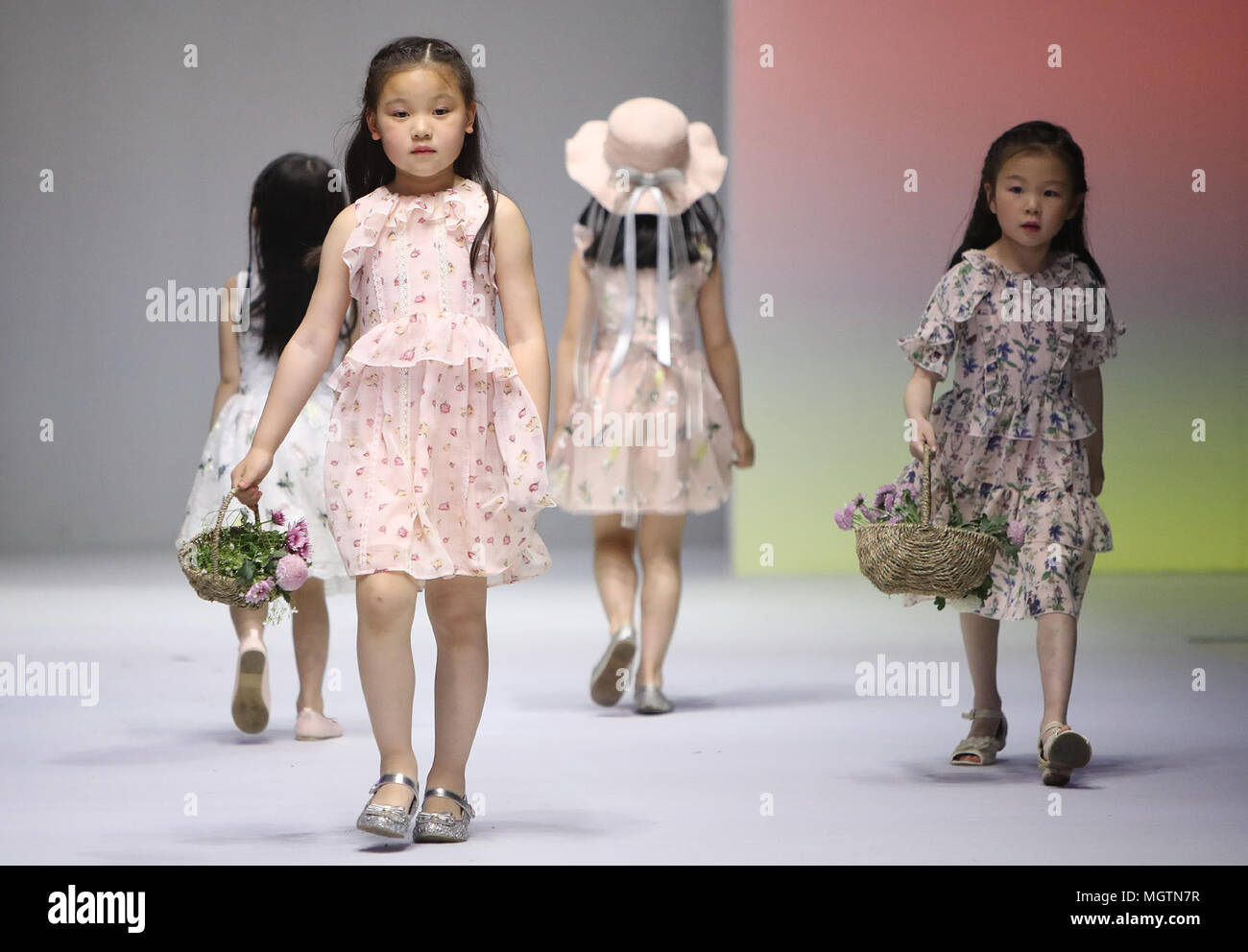 Shanghai, Cina. 29 apr, 2018. I bambini mostrano modelli di creazioni di desiderio stellato durante una sfilata di moda tenutasi a Shanghai in Cina orientale, Aprile 29, 2018. Credito: Chen Fei/Xinhua/Alamy Live News Foto Stock