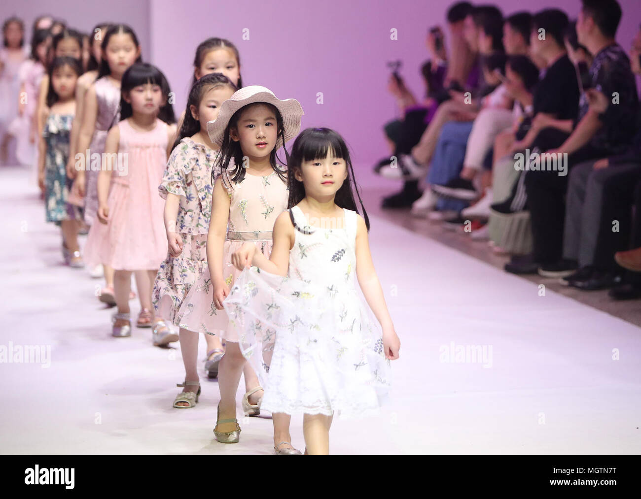 Shanghai, Cina. 29 apr, 2018. Bambini modelli mostrano le creazioni di stellata, desiderare durante un fashion show tenutosi a Shanghai in Cina orientale, Aprile 29, 2018. Credito: Chen Fei/Xinhua/Alamy Live News Foto Stock