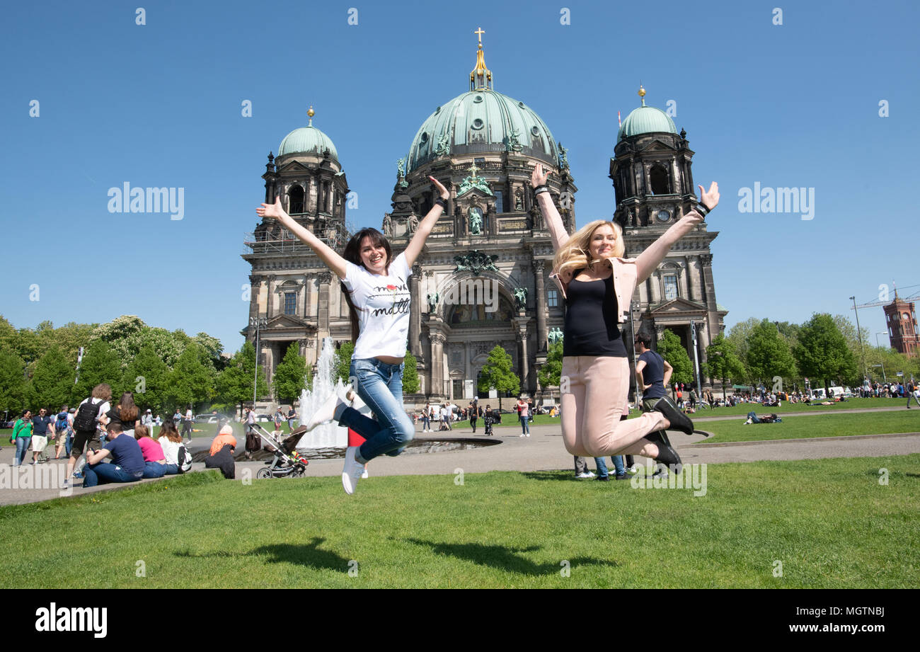 Berlino, Germania. 29 apr, 2018. 29 aprile 2018, Germania Berlino: Nadja (27) e Natalie (36, R) dall'Ucraina salto per una foto davanti alla Cattedrale di Berlino. Credito: Paolo Zinken/dpa/Alamy Live News Foto Stock