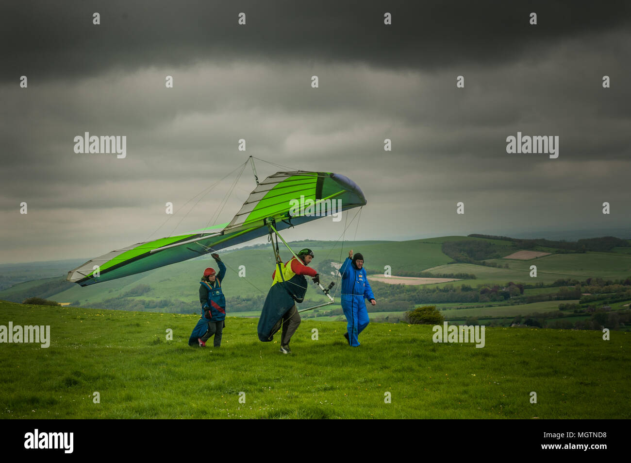 Firle, Lewes, East Sussex, UK..29 aprile 2018..Torna a terra dopo un volo in tandem di hanglider sulla campagna gloriosa, mentre nube & pioggia si avvicina dal NE.... Foto Stock