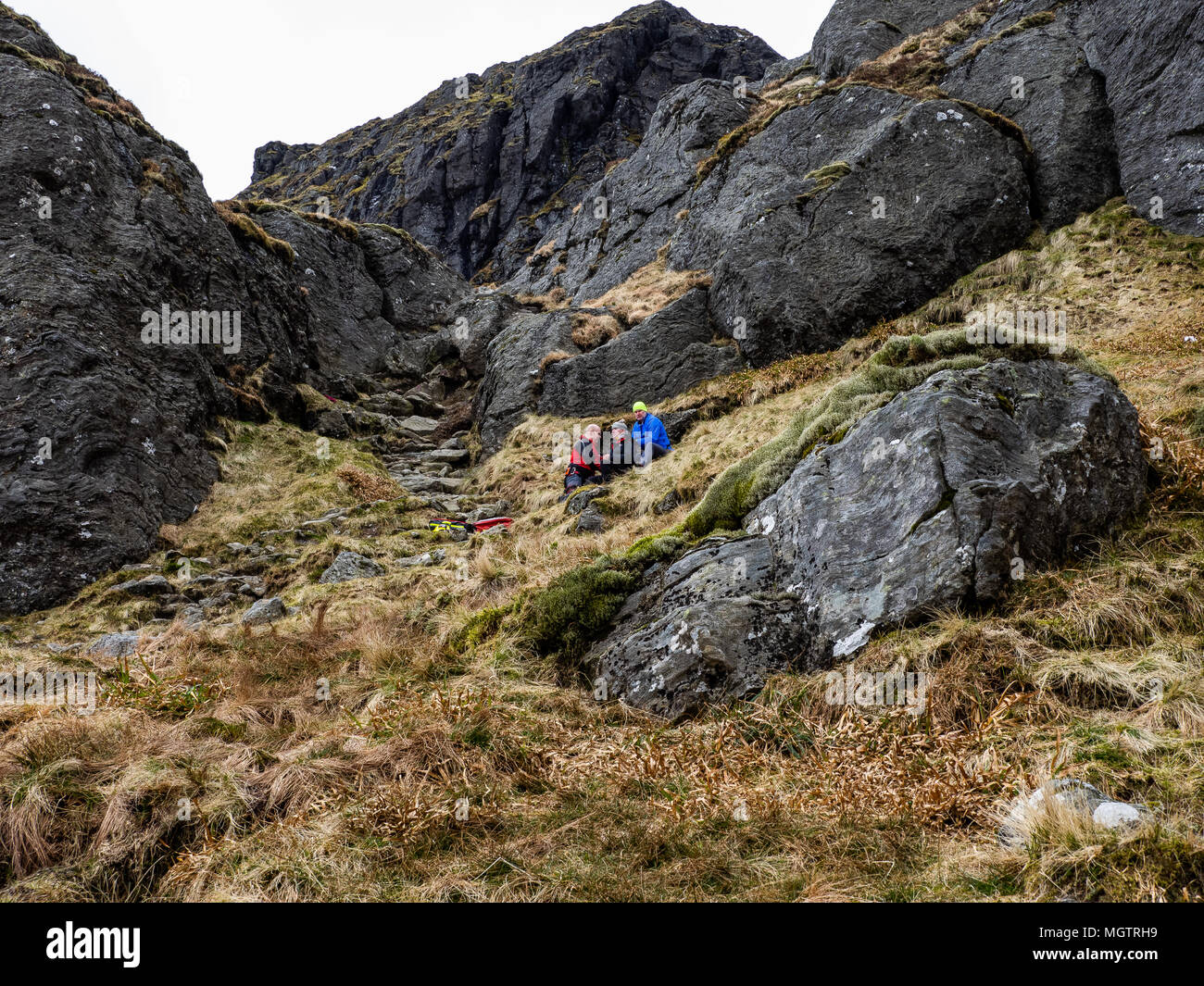 Ben Arthur, il ciabattino, Scozia il 29 aprile 2018. Una guardia costiera elicottero caduta mountain rescue ai membri del team di contribuire a un ferito passeggiatore che più successivamente è stato portato su Off la collina. Credito: George Robertson/Alamy Live News Foto Stock