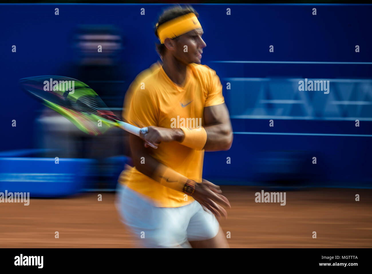 Barcellona, Spagna. 29 Aprile 2018: Rafael Nadal (ESP) restituisce la palla a Stefanos Tsitsipas (GRE) nel finale di 'Barcelona Open Banc Sabadell' 2018. Nadal ha vinto 6:2, 6:1 Foto Stock