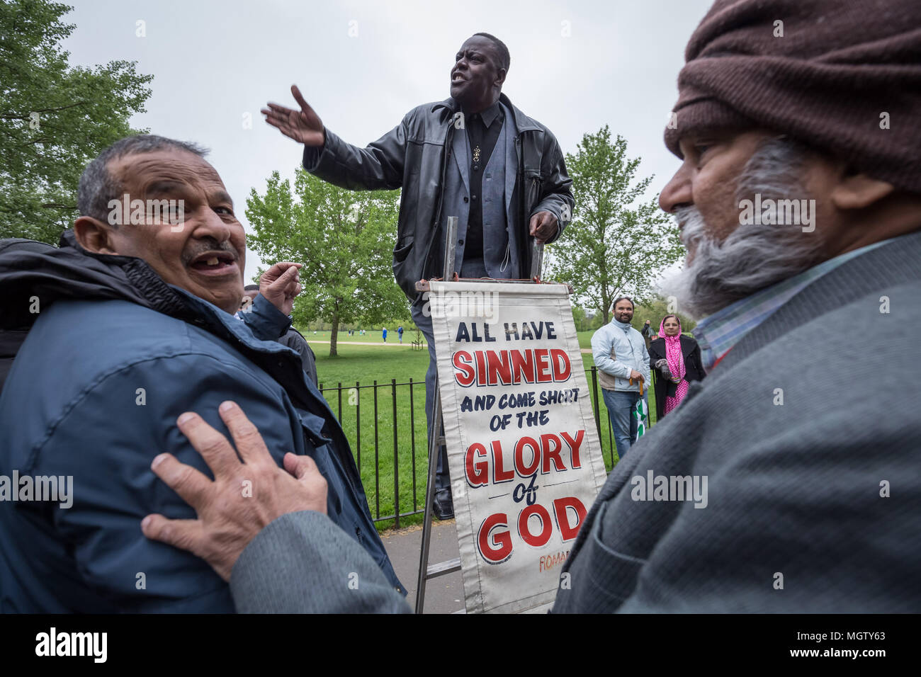 Londra, Regno Unito. Il 29 aprile, 2018. La predicazione e dibattiti a Speakers' Corner, il parlare in pubblico area nord-est angolo di Hyde Park. Credito: Guy Corbishley/Alamy Live News Foto Stock