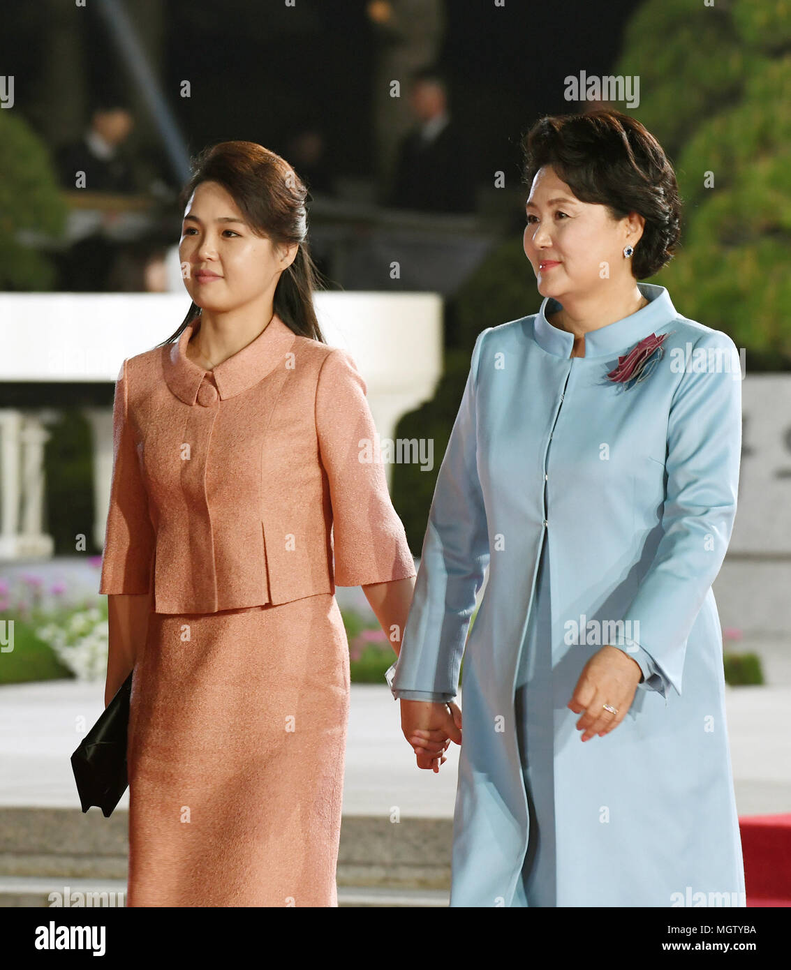 Kim Jung-Sook e Ri Sol-Ju, Apr 27, 2018 : il Presidente sud coreano Jae-In luna la moglie Kim Jung-Sook (R) e leader della Corea del nord Kim Jong-Un la moglie di Ri Sol-Ju camminare insieme al di fuori della casa di pace per guardare un addio mostra dopo lo storico vertice intercoreano a Panmunjom nella zona demilitarizzata (DMZ) che separa le due Coree in Paju, a nord di Seul, Corea del Sud. Lo storico vertice si è concluso il 27 aprile con le chiamate per la completa denuclearization della penisola coreana e la cessazione immediata di tutti gli atti ostili i media locali hanno riferito. Solo uso editoriale (foto dal vertice intercoreano premere Co Foto Stock