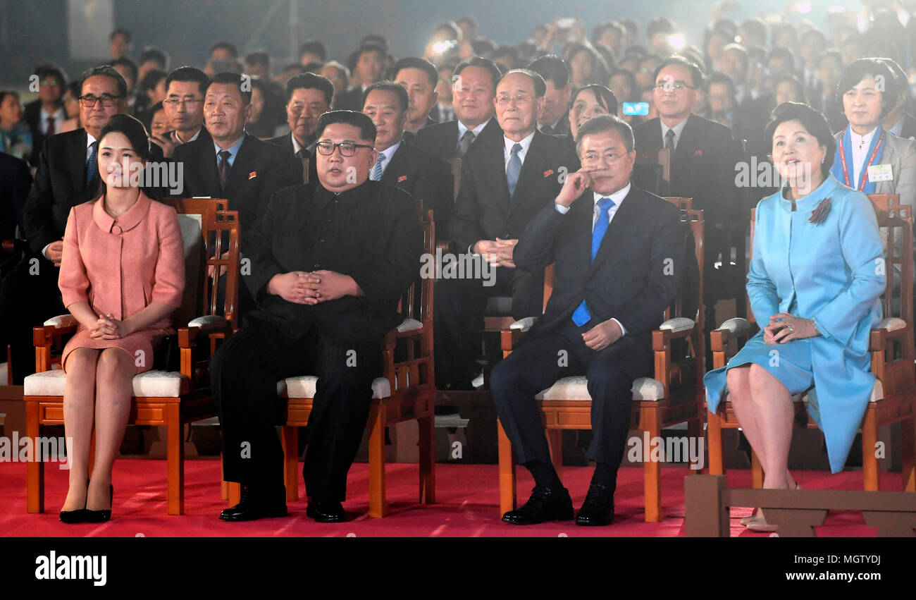 Luna Jae-In, Kim Jung-Sook, Kim Jong-Un e Ri Sol-Ju, Apr 27, 2018 : il Presidente sud coreano Jae-In Luna (2R), sua moglie Kim Jung-Sook (R), leader della Corea del nord Kim Jong-Un (2 L) e Kim la moglie Sol-Ju ri guarda un addio mostra dopo lo storico vertice intercoreano a Panmunjom nella zona demilitarizzata (DMZ) che separa le due Coree in Paju, a nord di Seul, Corea del Sud. Lo storico vertice si è concluso il 27 aprile con le chiamate per la completa denuclearization della penisola coreana e la cessazione immediata di tutti gli atti ostili i media locali hanno riferito. Solo uso editoriale (foto di intercoreano Summi Foto Stock