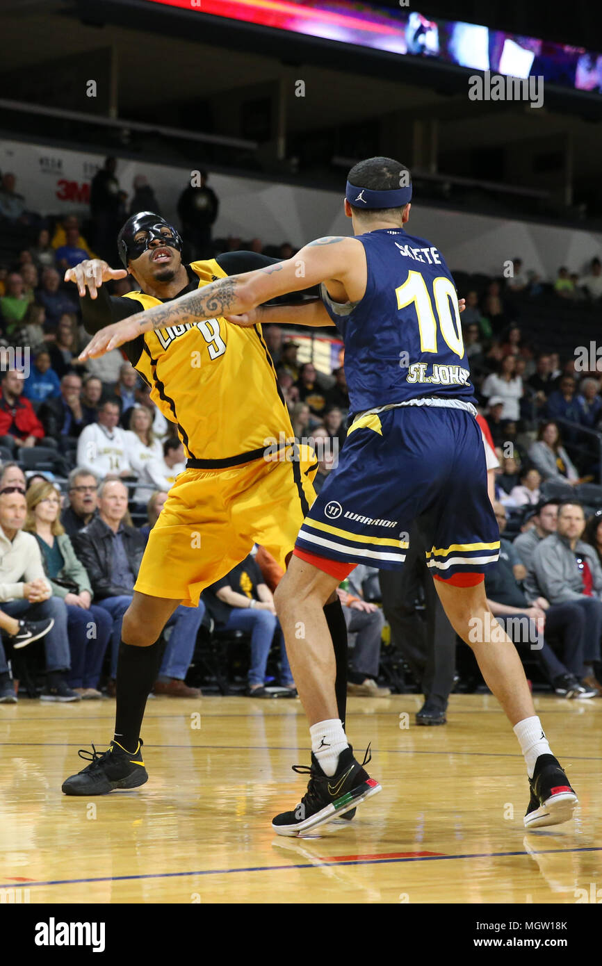 London, Ontario, Canada. 29 apr, 2018. Il London Lightning anticipo alla NBL-C finali vs Halifax in un gioco 6 conquistare il St John's Edge 106-101. Anche se Londra è stata senza la loro star player Royce bianca a causa di un gioco 11 SOSPENSIONE, London Il fulmine è riuscito a battere il St John's edge in un grande sforzo del team. Garrett Williamson(15) condurre il gioco con 25 punti e 10 rimbalzi. Credito: Luca Durda/Alamy Live News Foto Stock