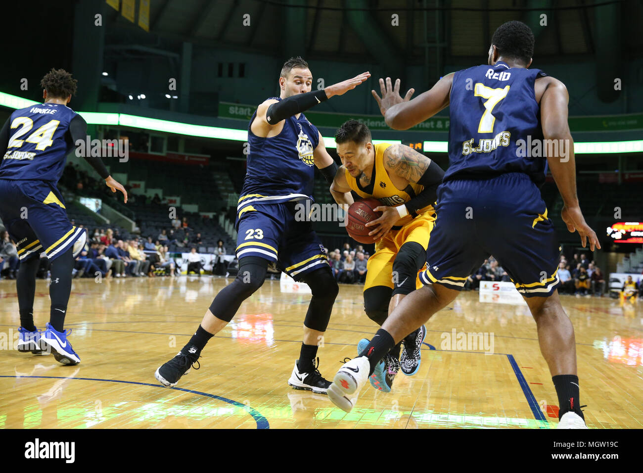 London, Ontario, Canada. 29 apr, 2018. Il London Lightning anticipo alla NBL-C finali vs Halifax in un gioco 6 conquistare il St John's Edge 106-101. Anche se Londra è stata senza la loro star player Royce bianca a causa di un gioco 11 SOSPENSIONE, London Il fulmine è riuscito a battere il St John's edge in un grande sforzo del team. Garrett Williamson(15) condurre il gioco con 25 punti e 10 rimbalzi. Credito: Luca Durda/Alamy Live News Foto Stock