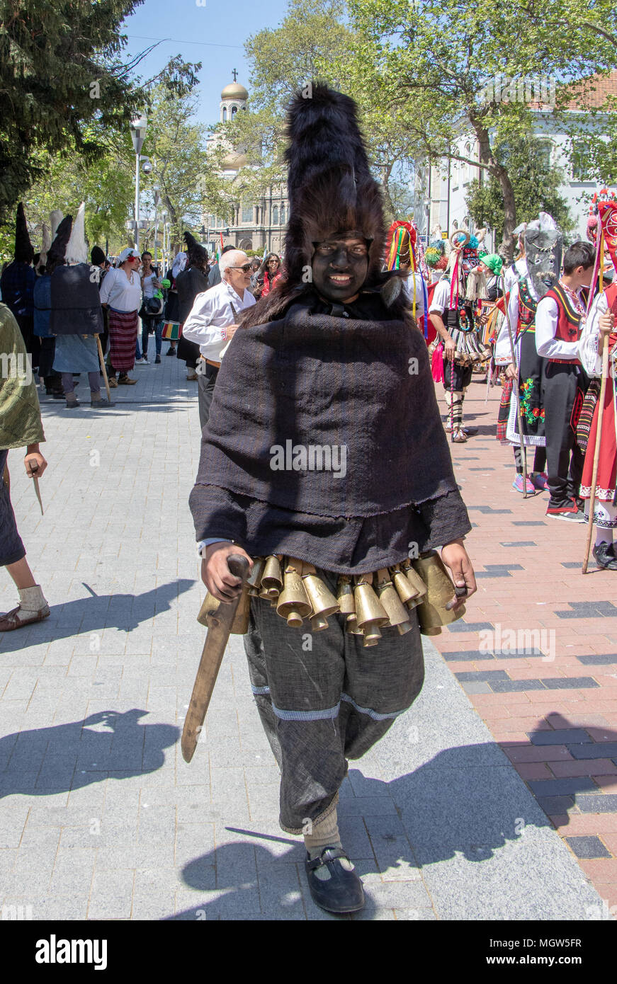 Il carnevale di maschere Kukeri delle tradizioni popolari e rituali Bulgaria Varna 28.04.2018 Foto Stock