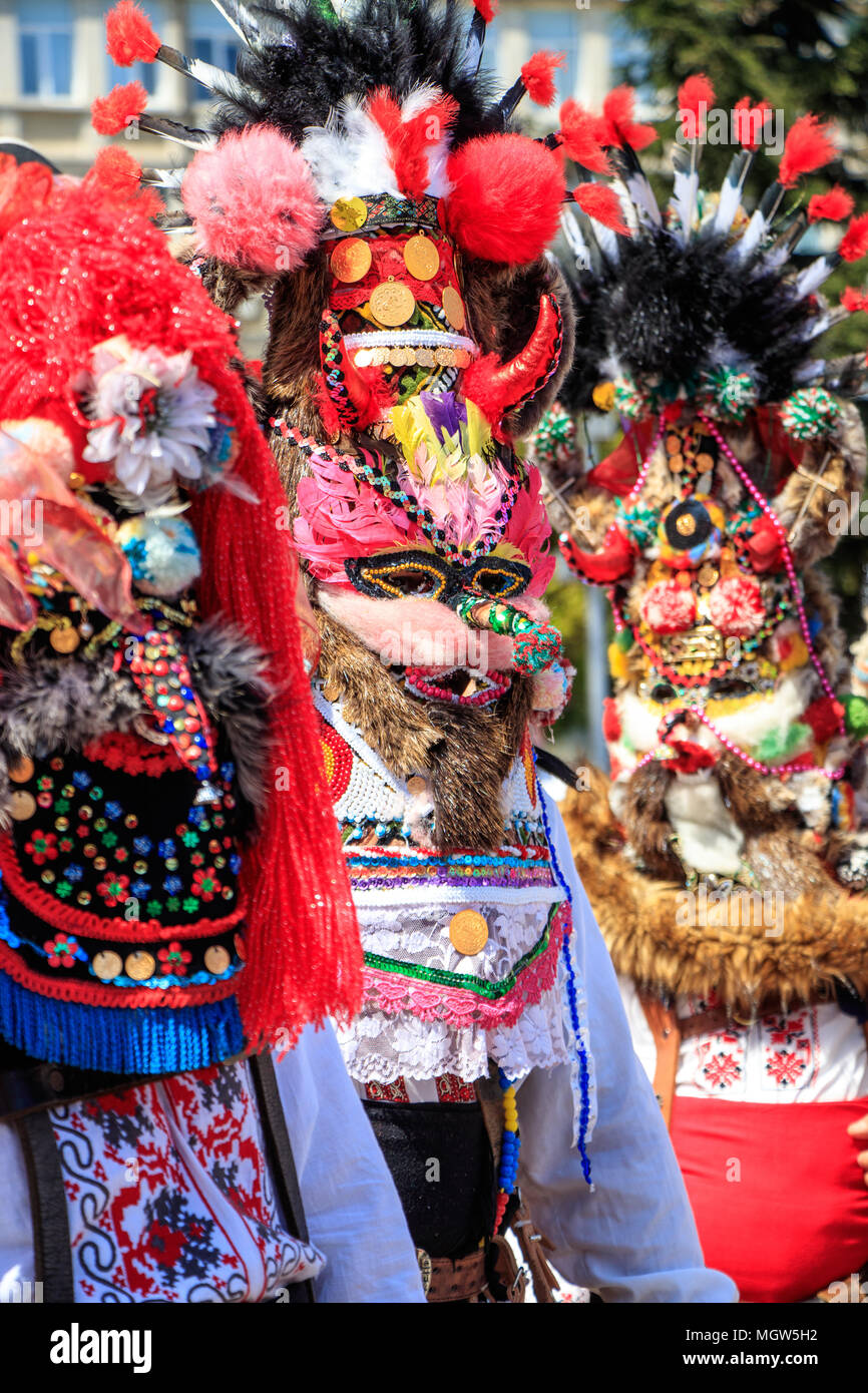 Il carnevale di maschere Kukeri delle tradizioni popolari e rituali Bulgaria Varna 28.04.2018 Foto Stock