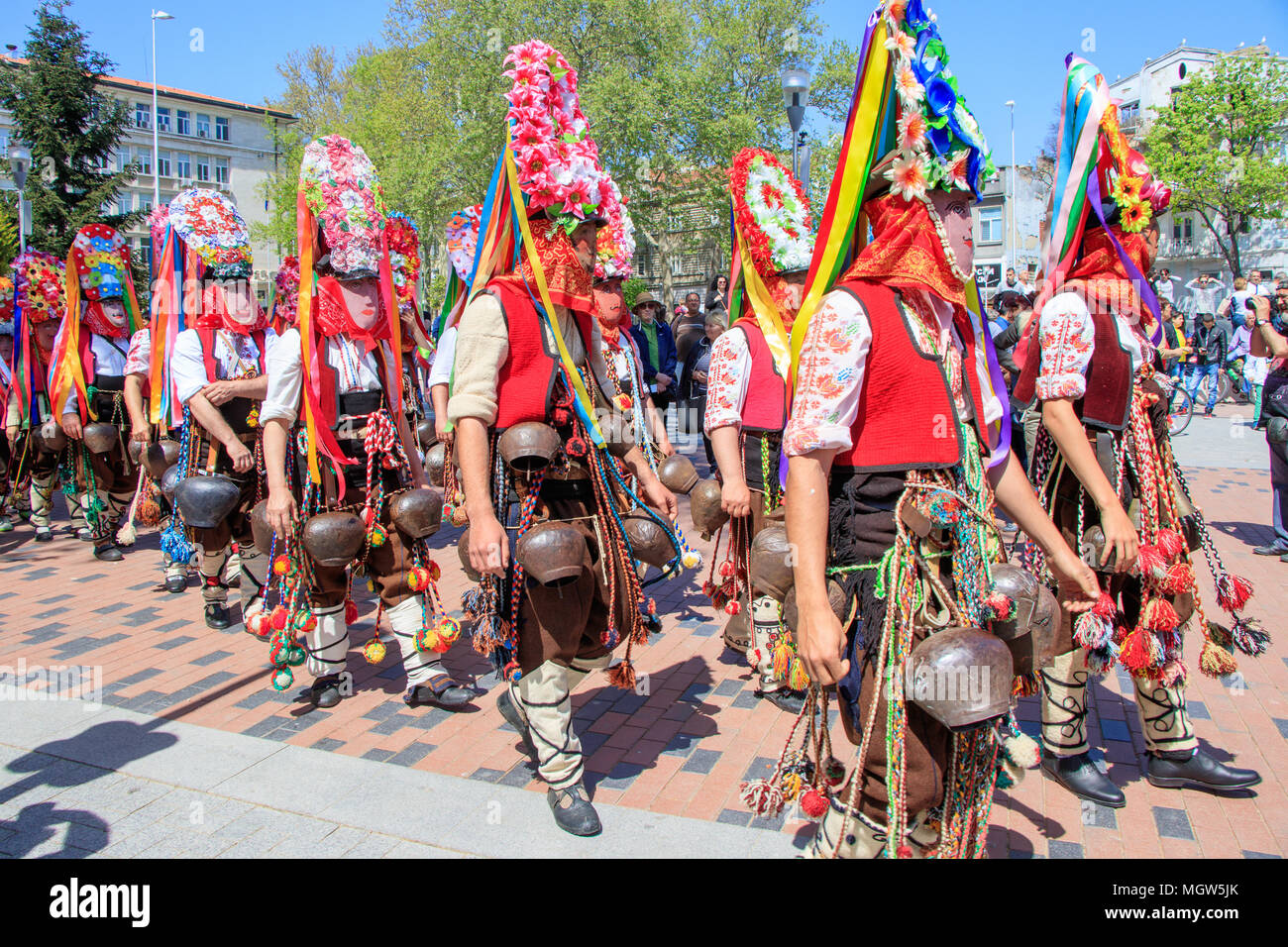 Il carnevale di maschere Kukeri delle tradizioni popolari e rituali Bulgaria Varna 28.04.2018 Foto Stock