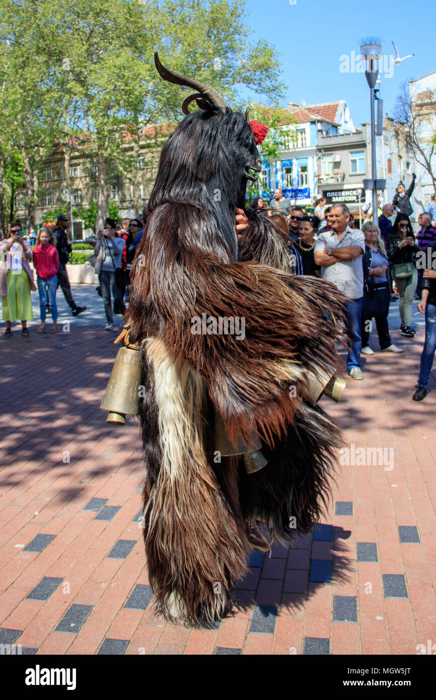 Il carnevale di maschere Kukeri delle tradizioni popolari e rituali Bulgaria Varna 28.04.2018 Foto Stock