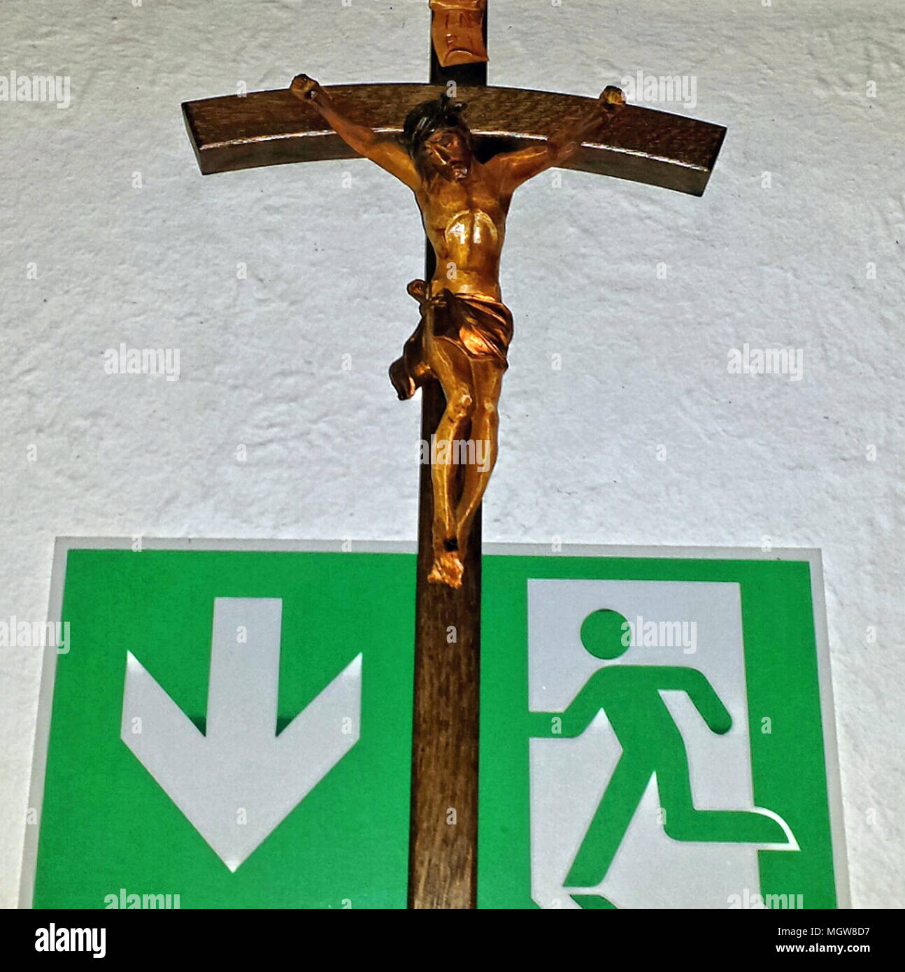 Crocifisso su una uscita di emergenza, segno di fuga in un ristorante a Fulda, Germania Foto Stock