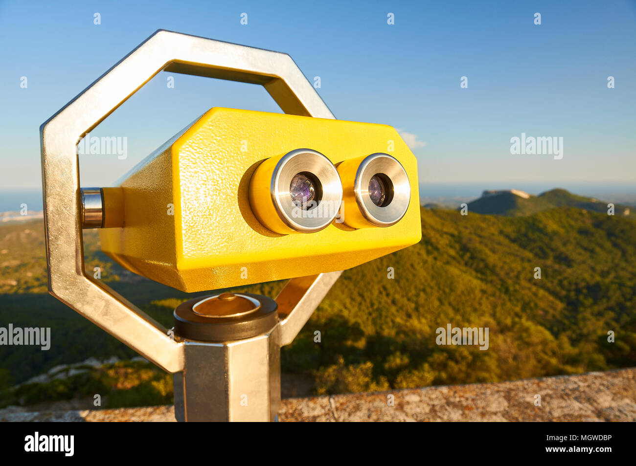 Telescopio giallo viewer orientato verso la costa vista panoramica a Sant Salvador Santuario (Felanitx, Maiorca, isole Baleari, Spagna) Foto Stock