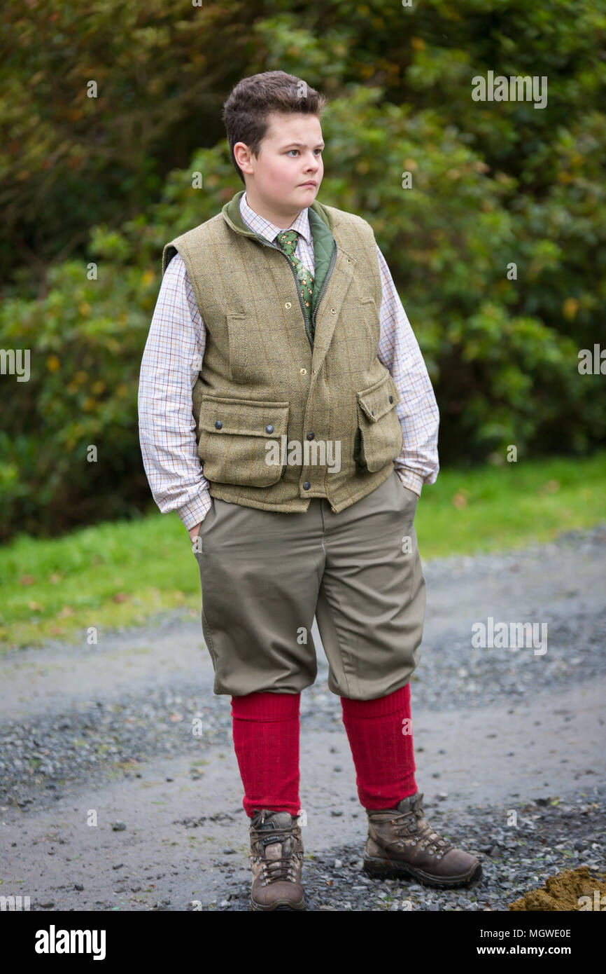 Ragazzo di campagna vestito con abiti tradizionali e di campagna Foto stock  - Alamy