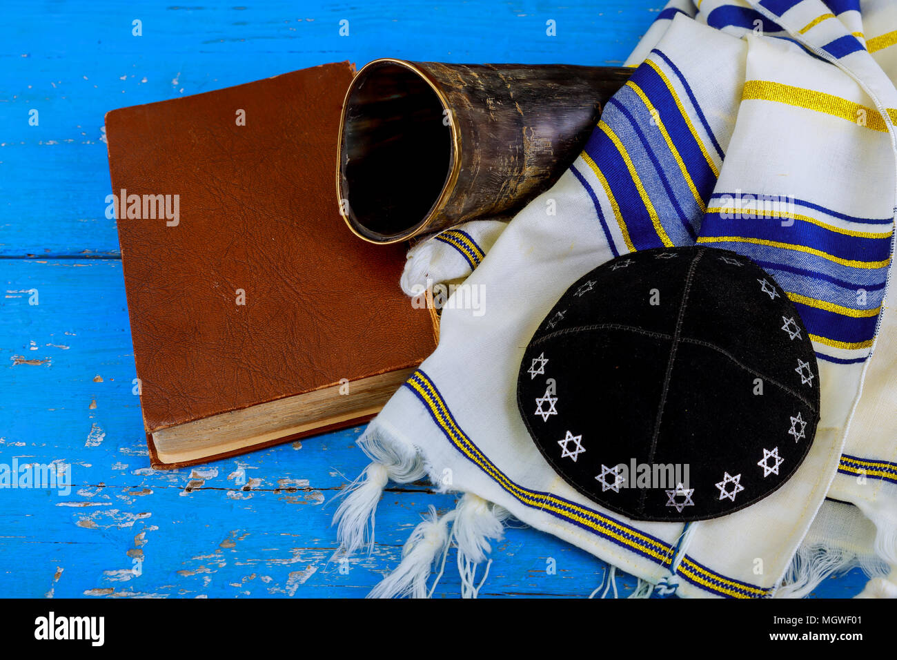 Preghiera scialle - Tallit e Shofar corno ebraica simbolo religioso Foto Stock