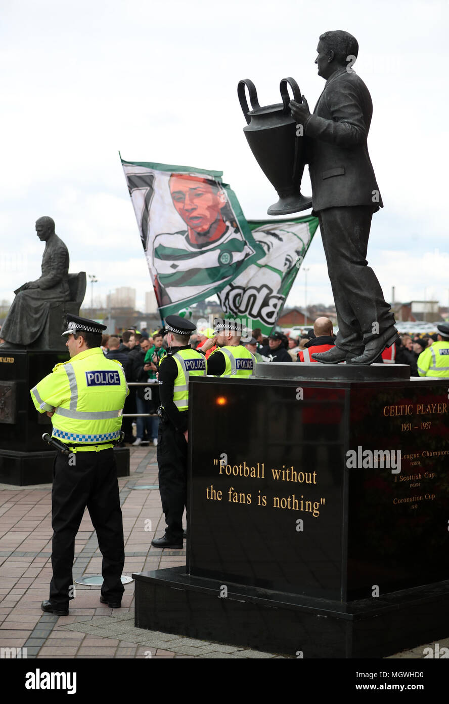 Una presenza della polizia di fronte al Jock Stein statua prima la Ladbrokes Premiership scozzese corrispondono al Celtic Park di Glasgow. Foto Stock