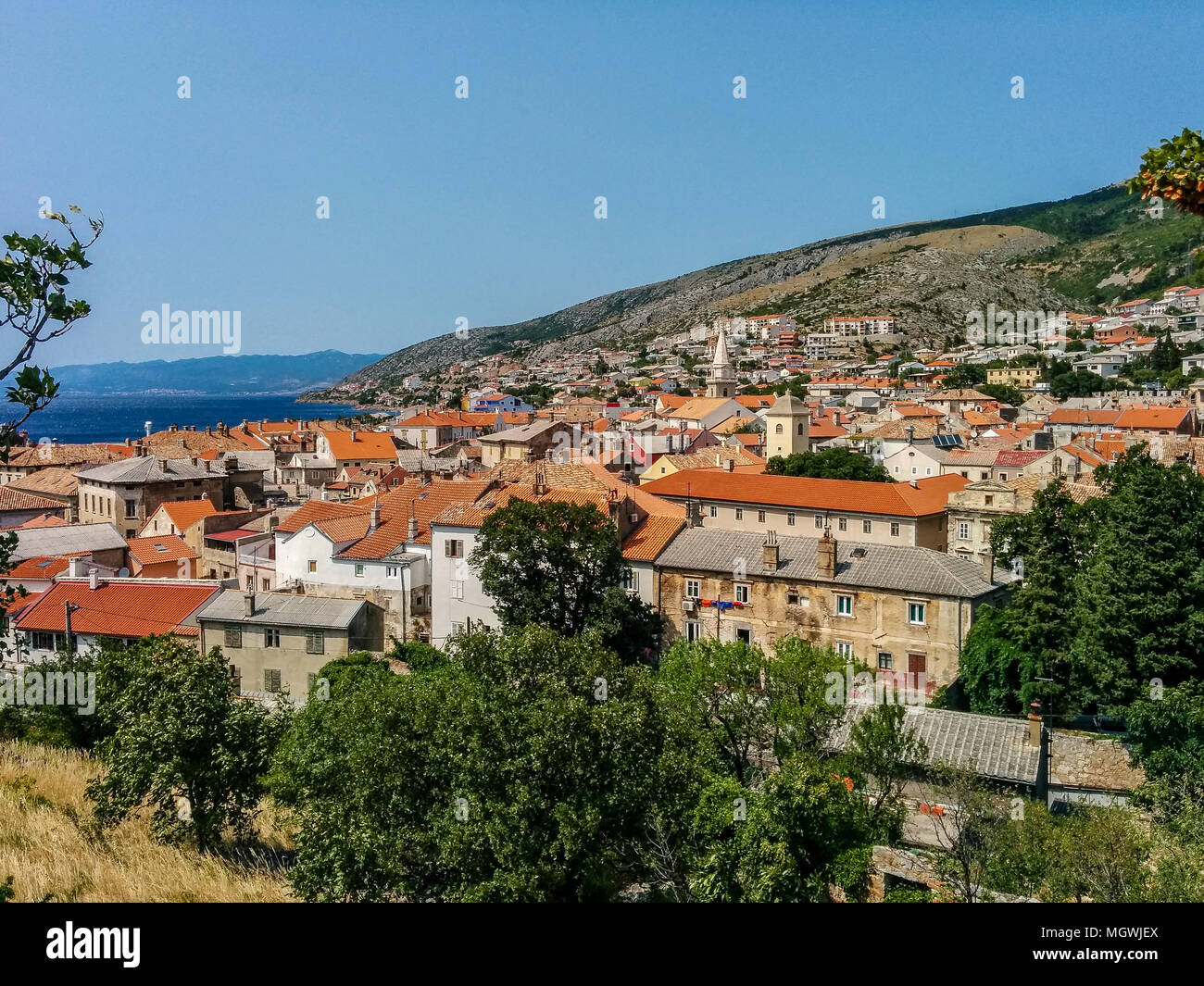 Novi Vinodolski paesaggio case al mare al giorno d'estate e di sole Foto Stock