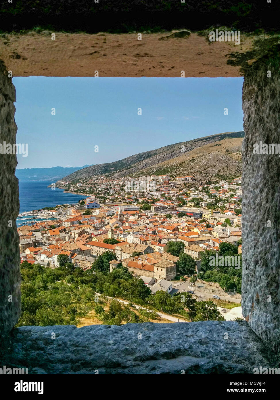 Novi Vinodolski finestra castello città estate mediteranea Foto Stock
