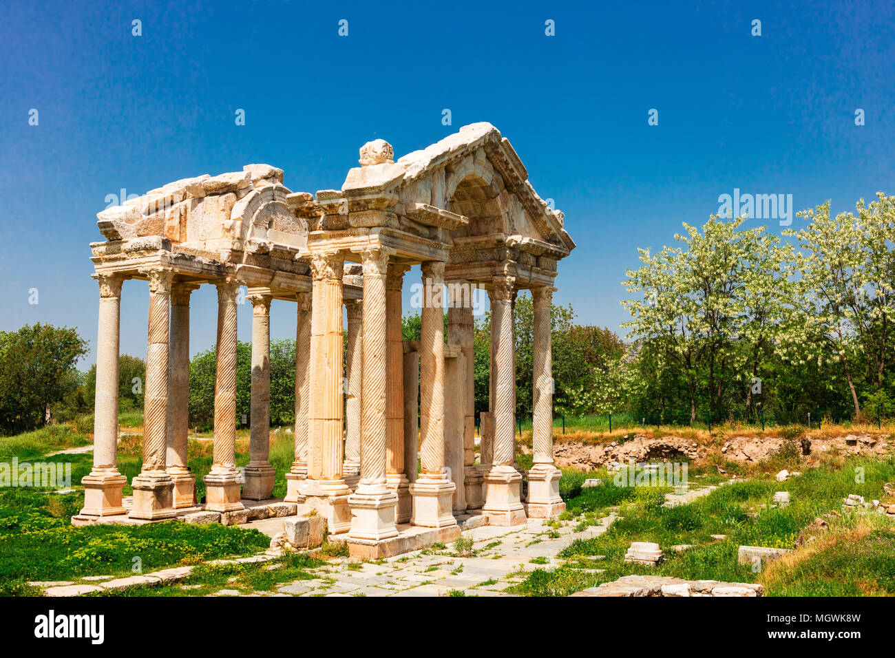 Il Tetrapylon (porta monumentale) in corrispondenza di un sito archeologico di Helenistic città di Aphrodisias in Anatolia occidentale, Turchia. Foto Stock